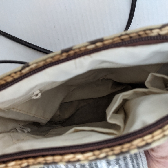 Bundles of 3 Save15%.NWOT Straw and animal print summer shoulder bag. Zip close - Picture 6 of 6